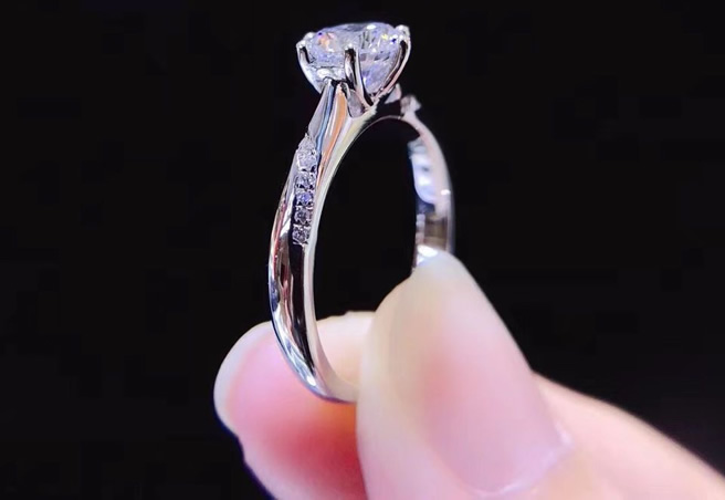 求婚戒指和结婚戒指是同一个吗 左右手戴戒指的意义
