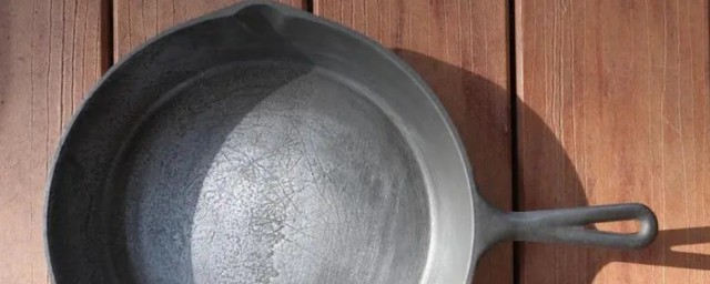 新的铸铁锅使用前要怎么处理(新买的铸铁锅使用前怎么处理好)