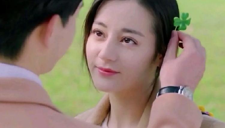 长长的头发黑黑的眼睛是什么歌